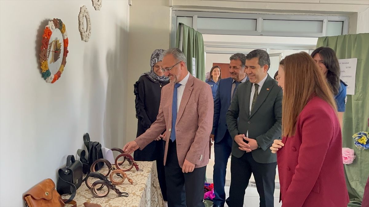 Ağın Halk Eğitim Merkezinin yıl sonu sergisi açıldı