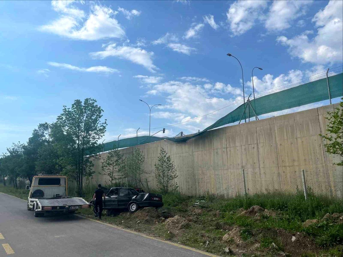Alkollü sürücünün kullandığı araç askeri birliğin bahçesine uçtu