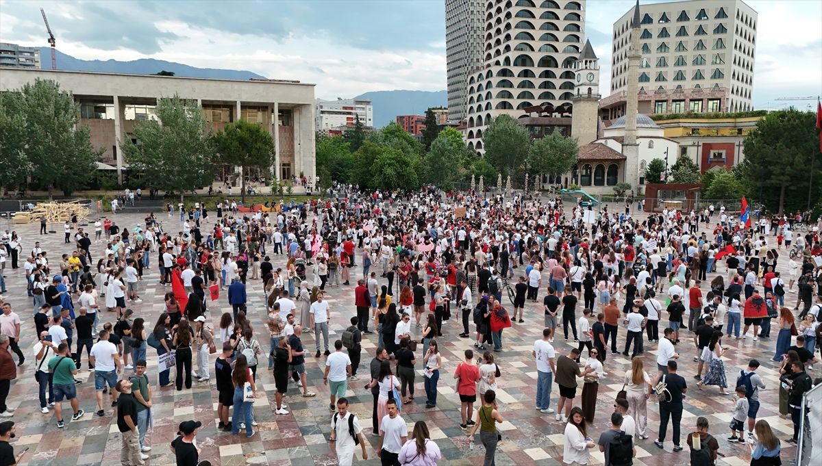 Tiran'da Trump bağlantılı turizm projesi protestosunda polis tazyikli su kullandı