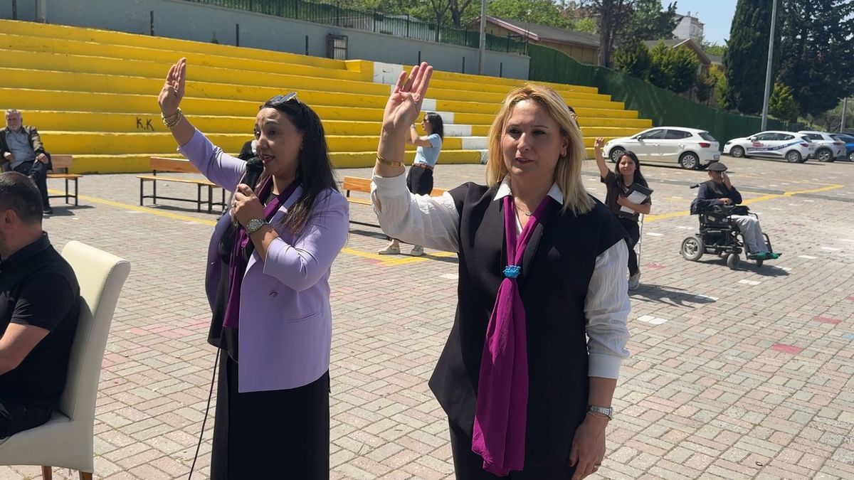 Avcılar'da kadın muhtarlardan 'elle yardım isteme işareti' için farkındalık çalışması
