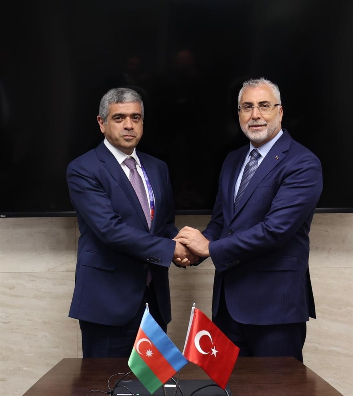 Bakan Işıkhan, Azerbaycan Çalışma ve Halkın Sosyal Koruması Bakanı Aliyev ile görüştü