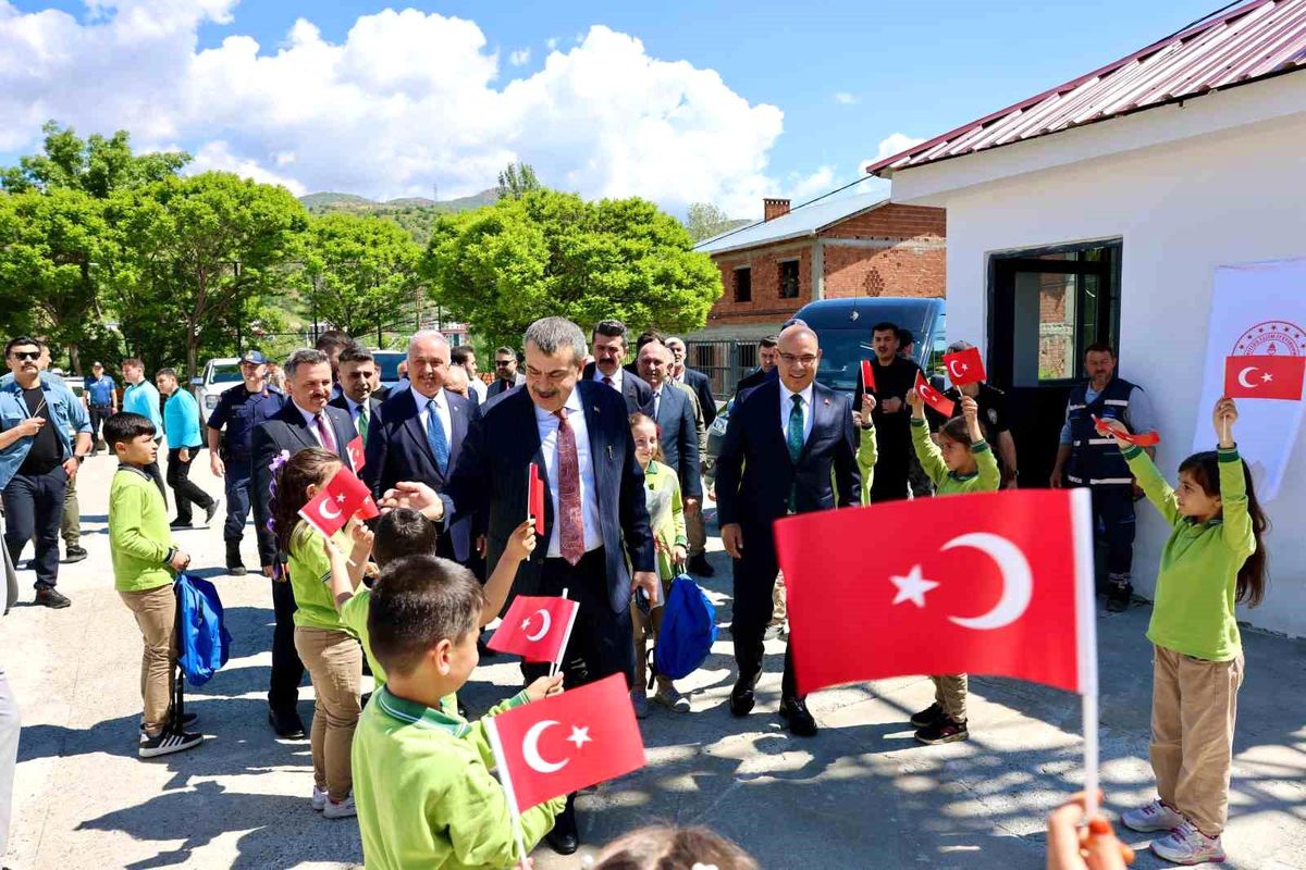 Bakan Yusuf Tekin Giresun'da hayırsever desteğiyle yapılan okul ve camiyi hizmete açtı