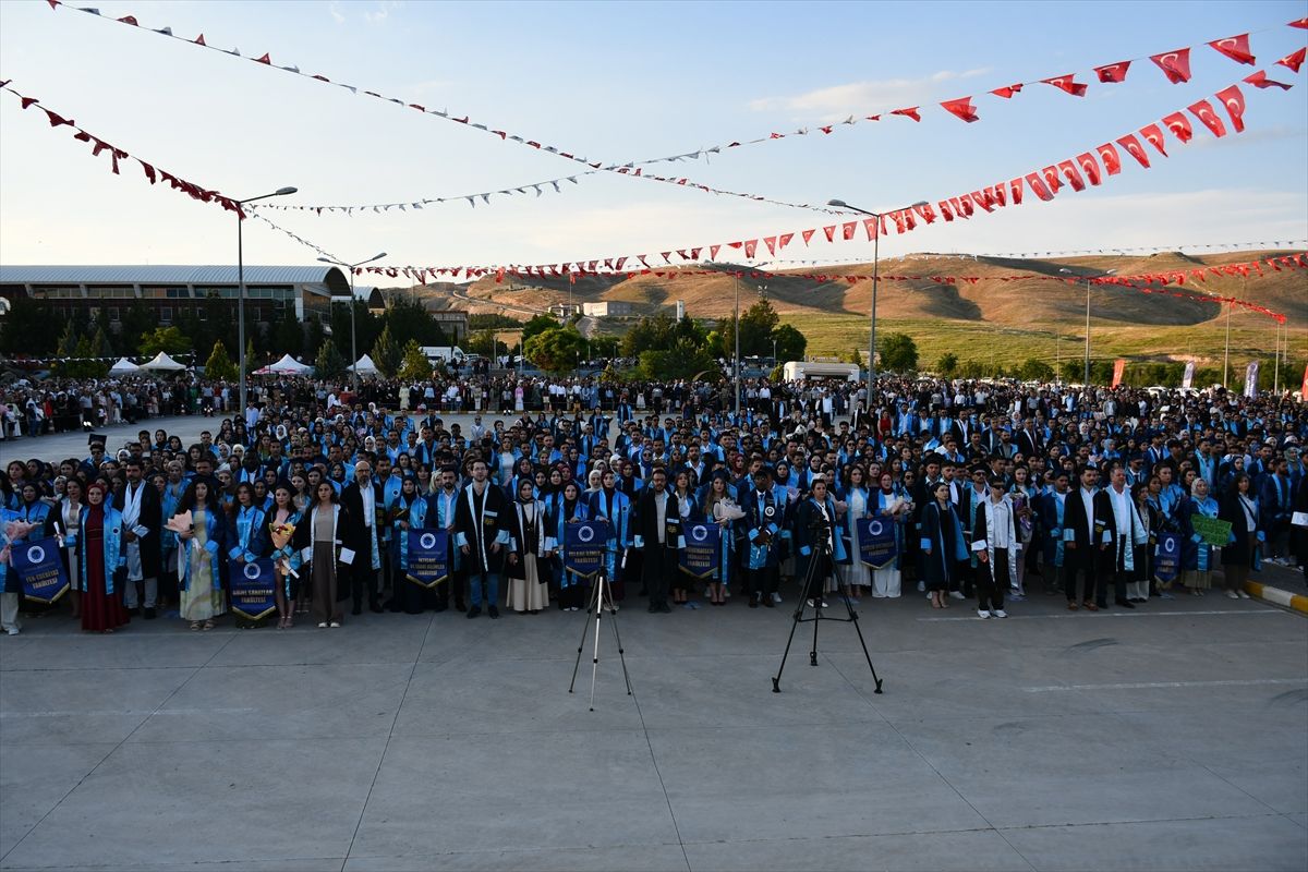 Batman Üniversitesi'nde mezuniyet töreni düzenlendi