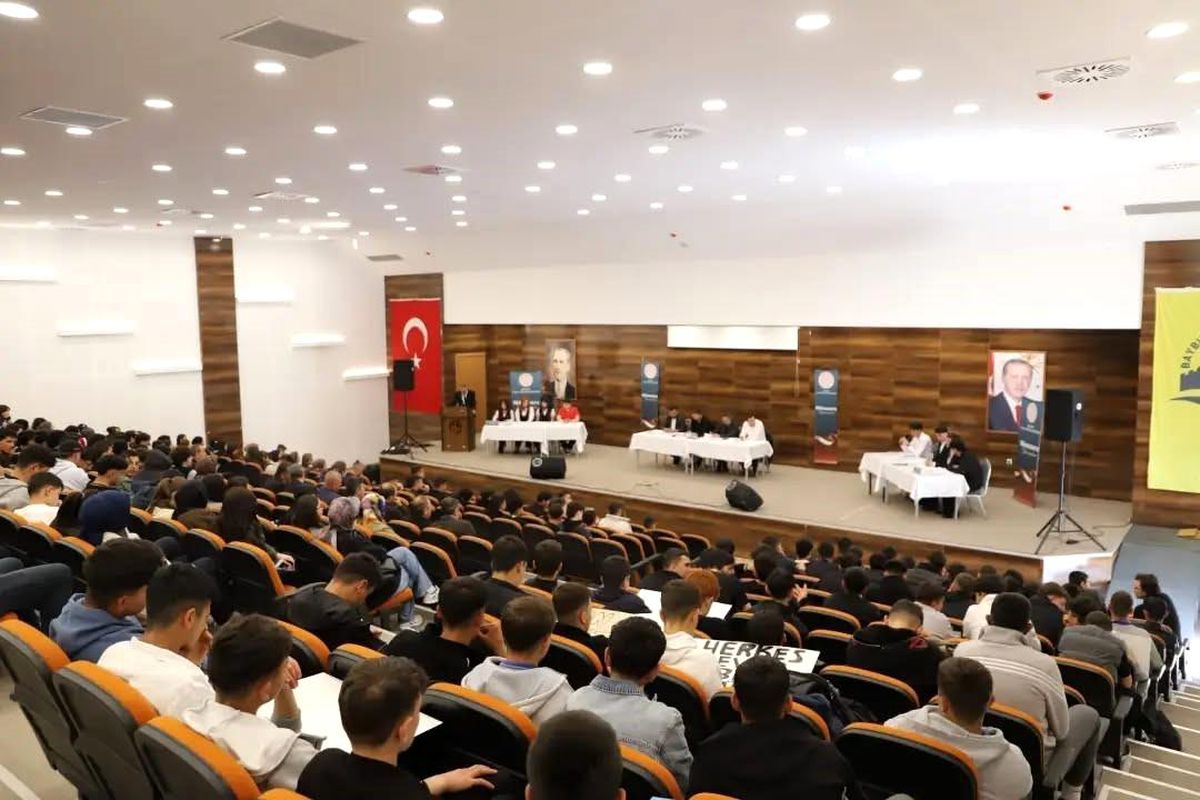 Bayburt'ta öğrenciler teknolojinin etkilerini münazarada tartıştı