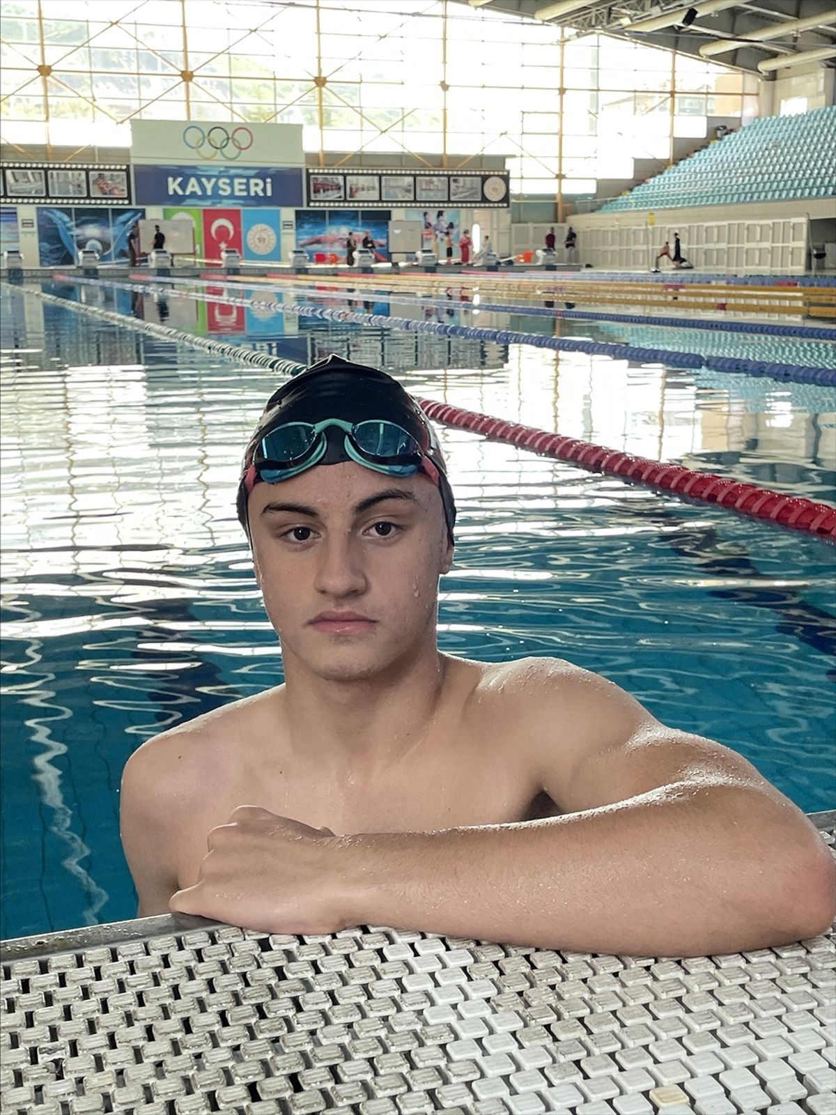 Belediye havuzunda başladığı yüzmede olimpiyat hedefiyle kulaç atıyor