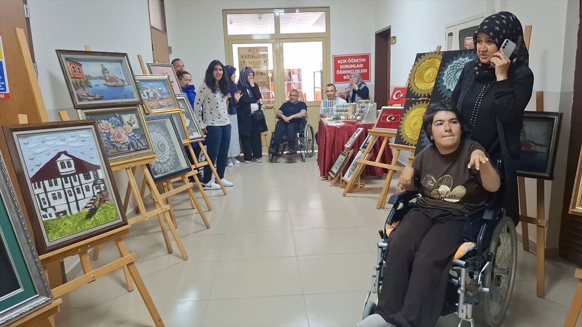 Beypazarı ve Çubuk'ta Halk Eğitim Merkezi kursiyerleri yıl sonu sergisi açtı