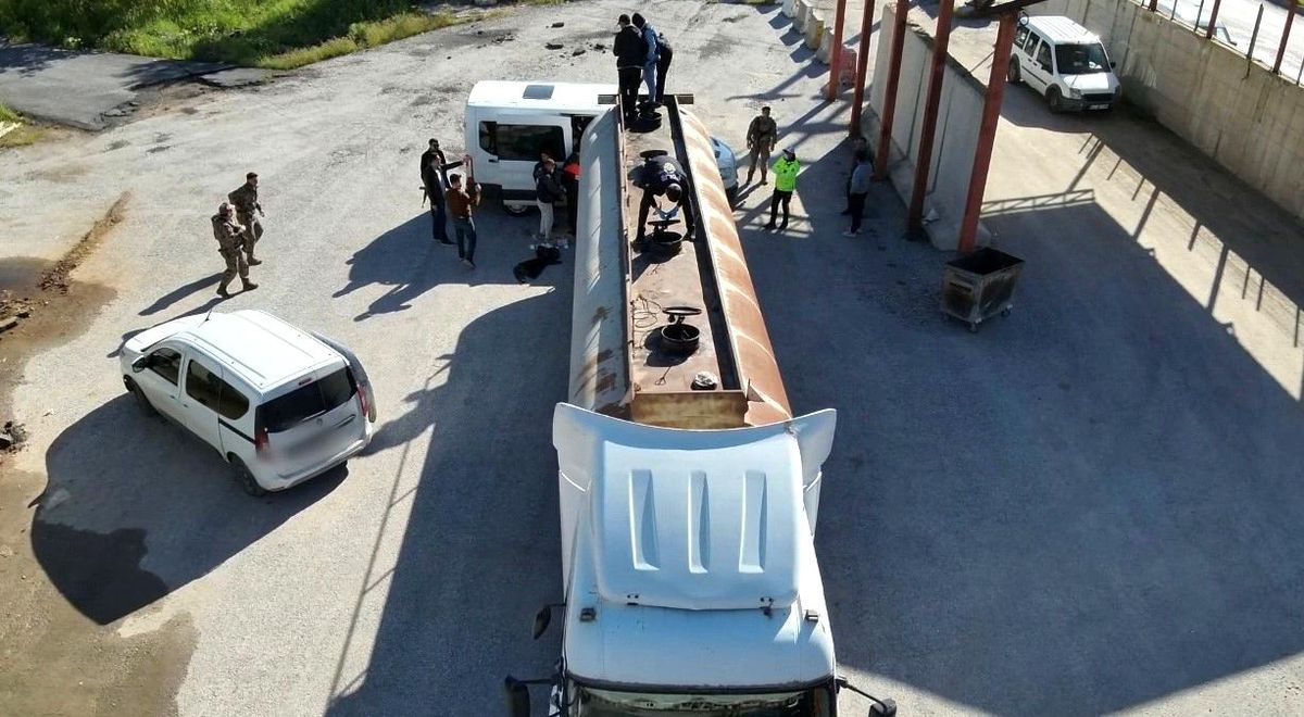 Bitlis'te yakıt tankerinin içinde 30 kaçak göçmen yakalandı