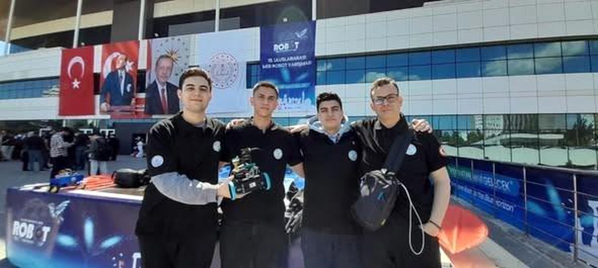 Burhaniyeli öğrencilerden robot yarışmasında büyük başarı