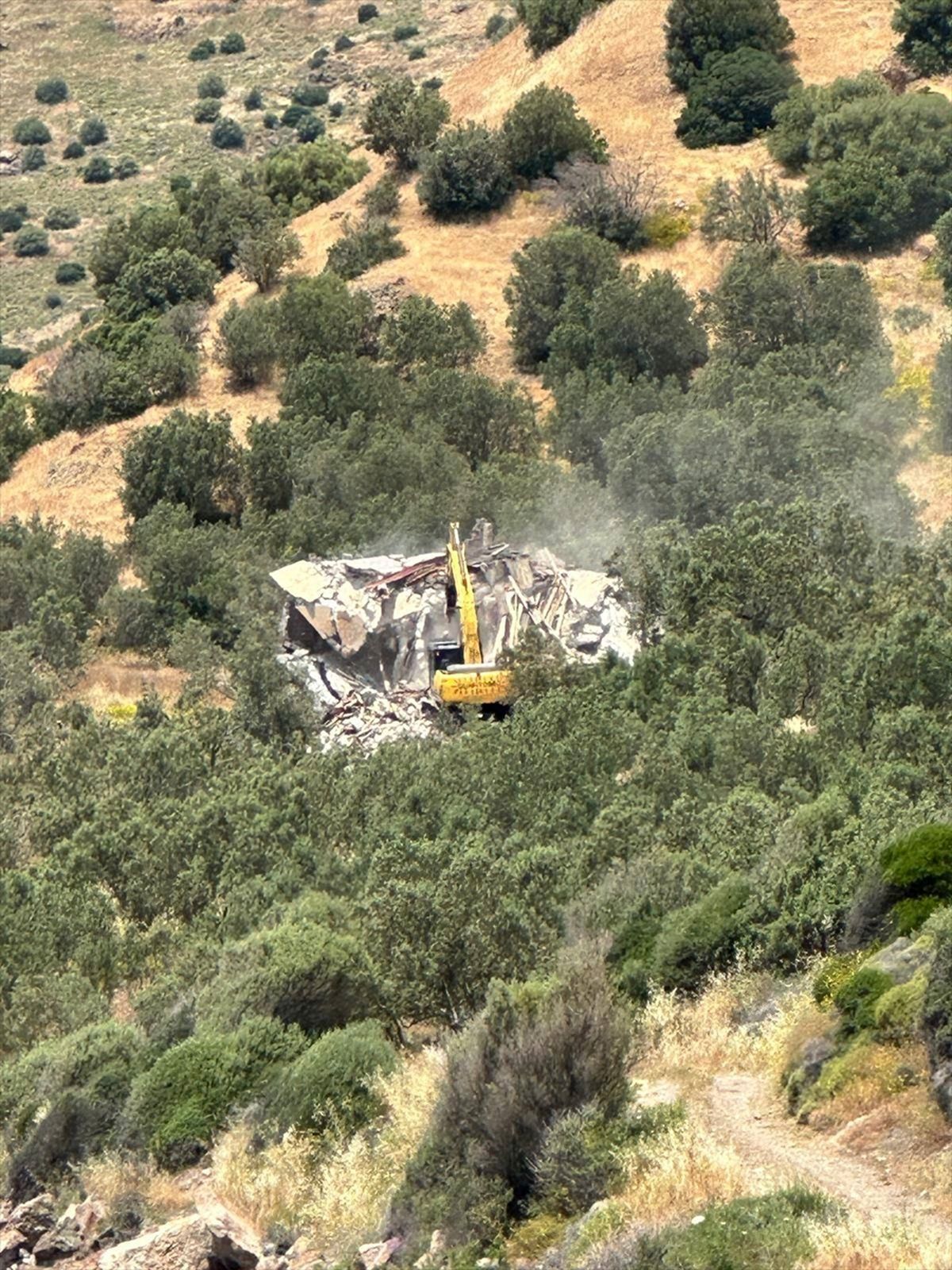 Çanakkale'de 11 kaçak yapının yıkımı gerçekleştirildi
