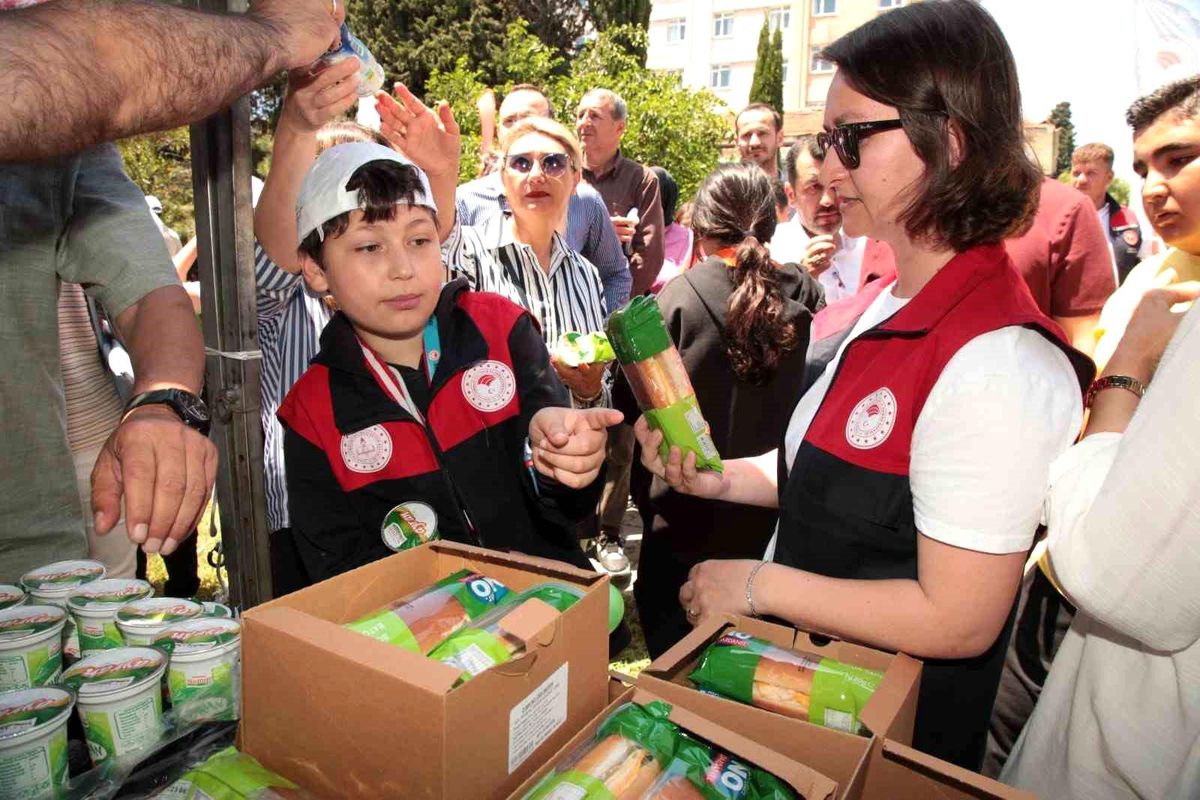 Çanakkale'de miniklerle Dünya Süt Günü kutlaması