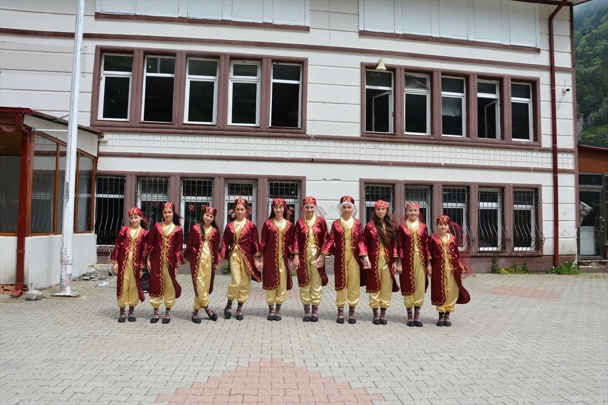 Çaykara'da Öğrenci Resim Sergisi Açıldı