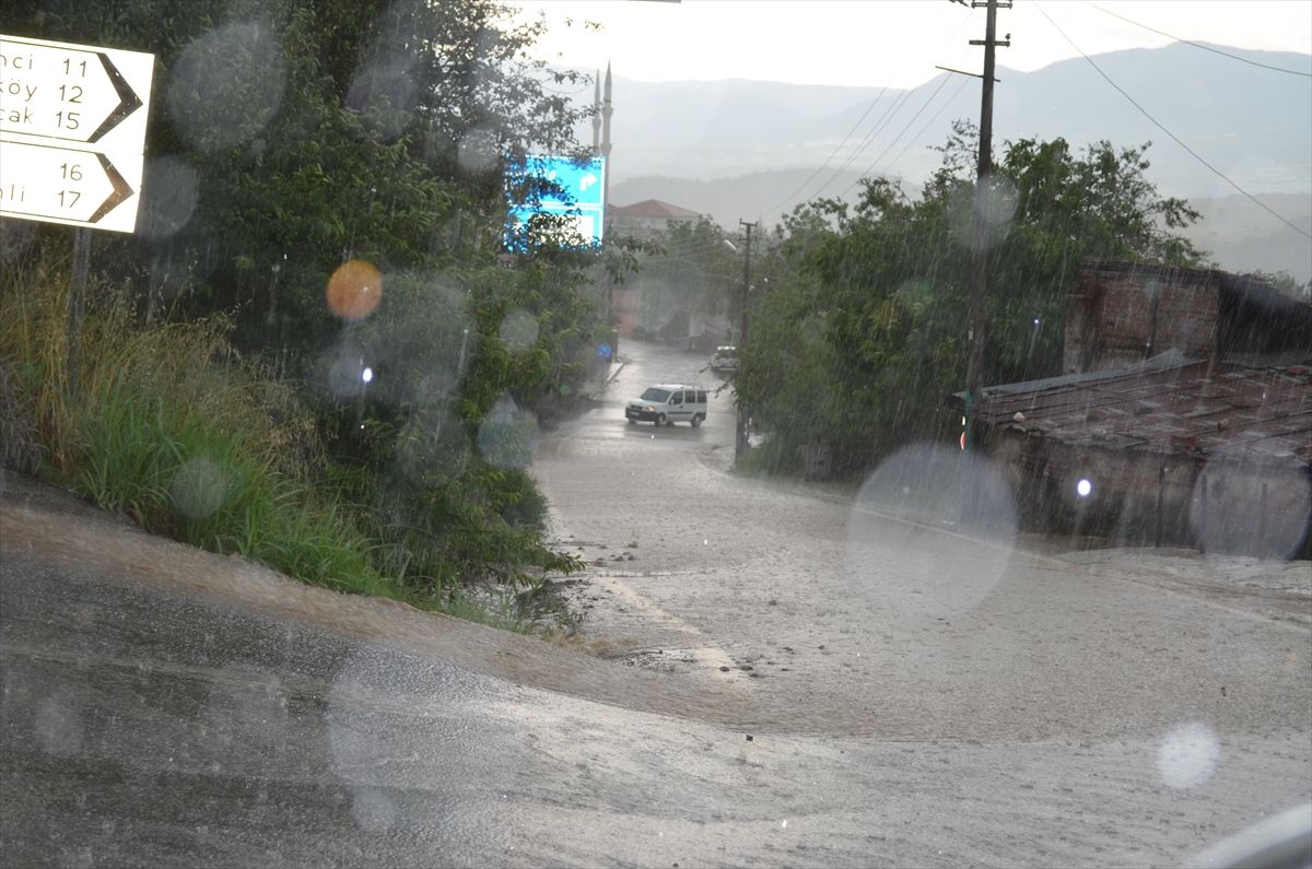 Çorum'un Dodurga ilçesinde dolu ve kuvvetli yağış hayatı olumsuz etkiledi