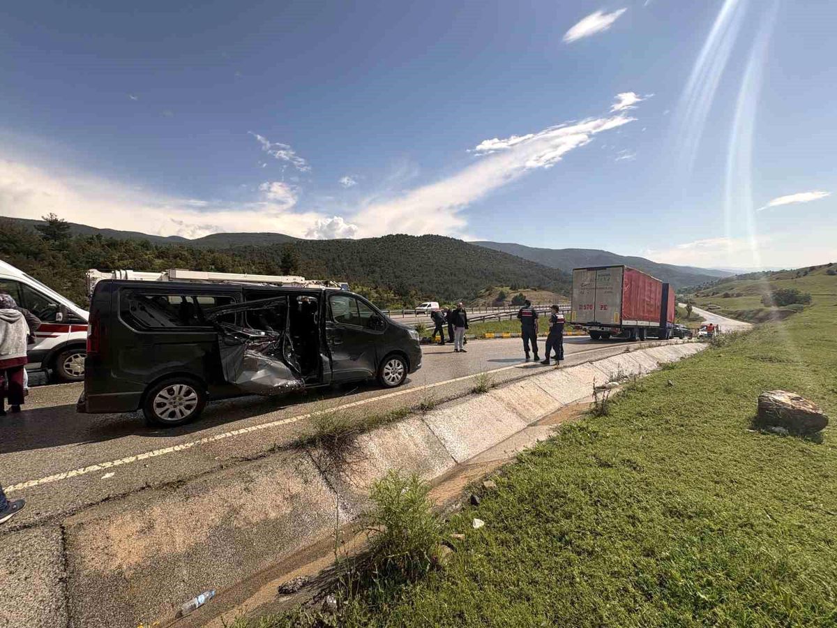 D100'de kayan kamyonun çarptığı minibüsteki 5 kişi yaralandı