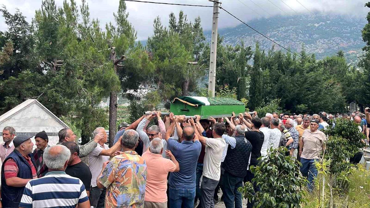 Denizli'deki faciada hayatını kaybeden Hayriye Arıkan, Alanya'da son yolculuğuna uğurlandı
