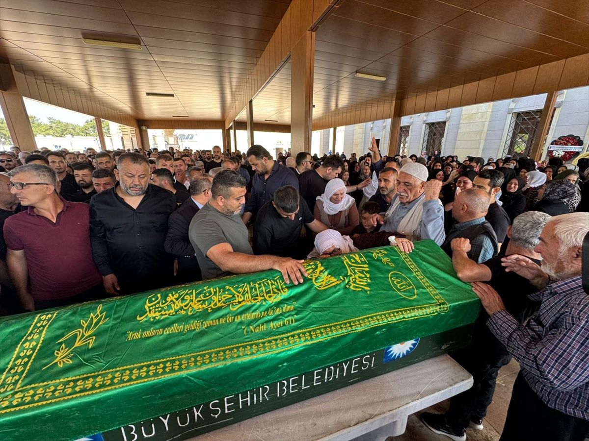 Denizli'deki otobüs kazasında ölen baba ile oğlunun cenazeleri Antalya'da defnedildi