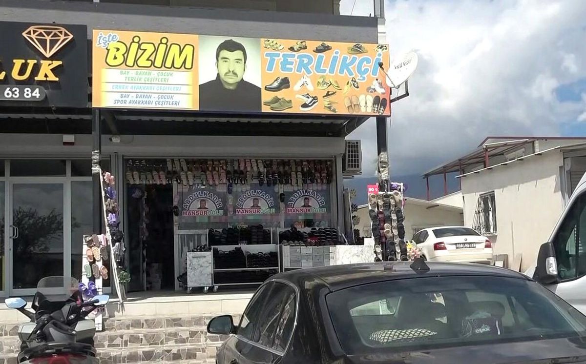 Depremde eşini kaybeden esnaf, müşterileri kendisini tanısın diye vesikalık fotoğrafını iş yerinin önüne astı