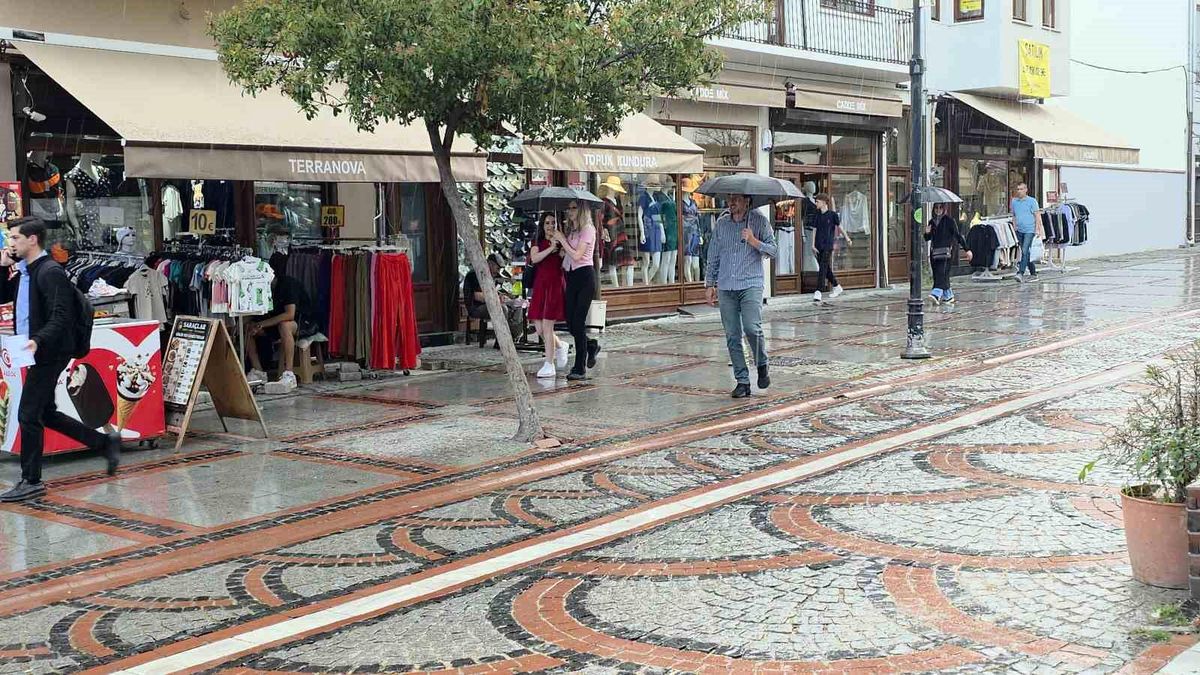 Edirne'de vatandaşlar yağmurun tadını çıkardı