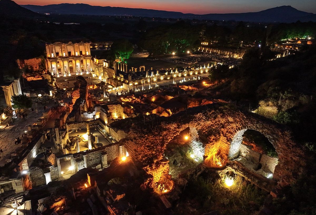 Efes Antik Kenti'nde gece müzeciliği başladı