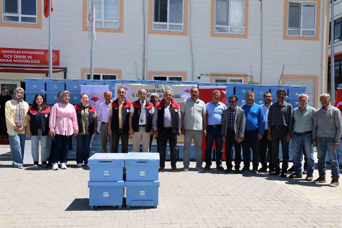 Elazığ'da 15 arı yetiştiricisine 150 adet kovan dağıtıldı