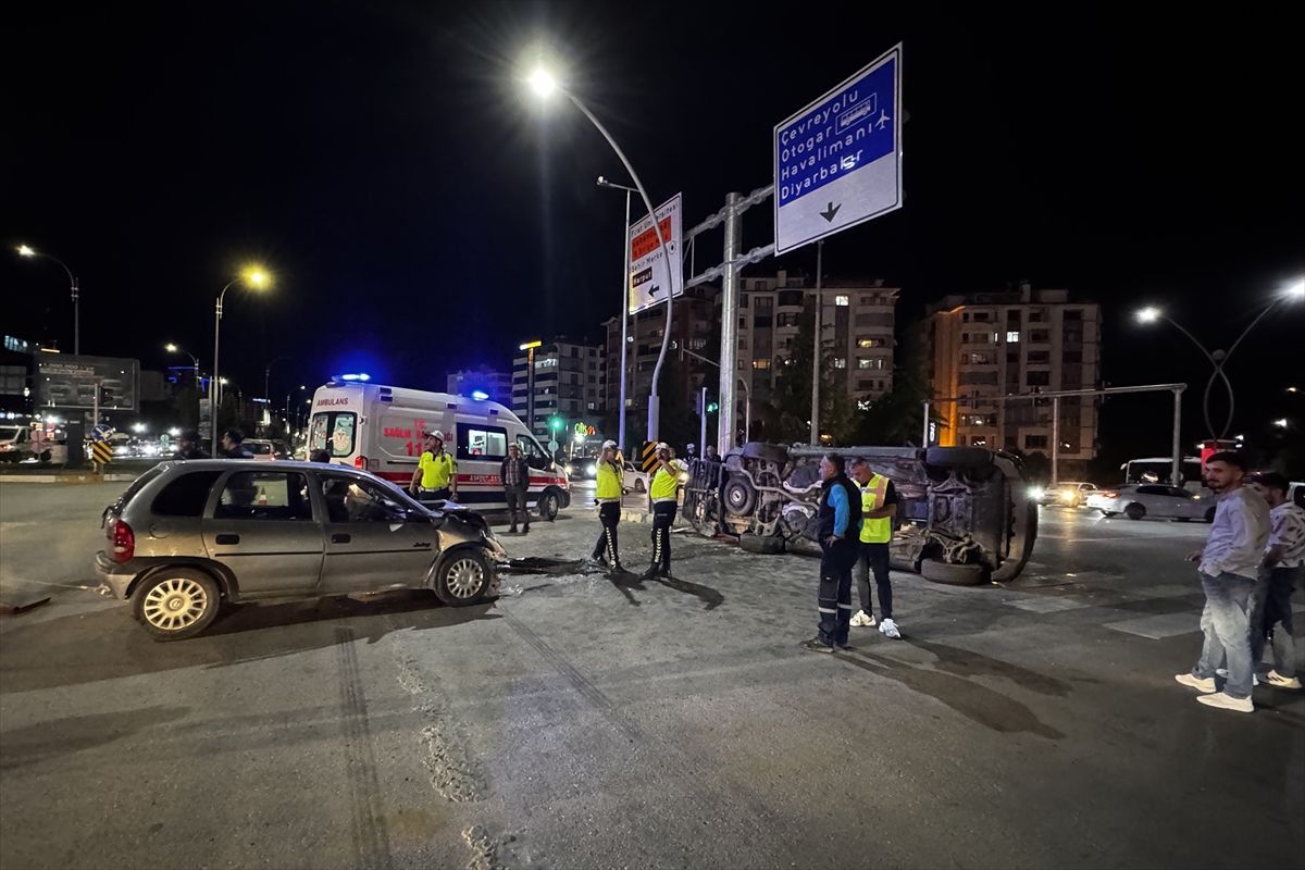 Elazığ'da otomobil ile SUV tipi aracın çarpıştığı kazada 11 kişi yaralandı