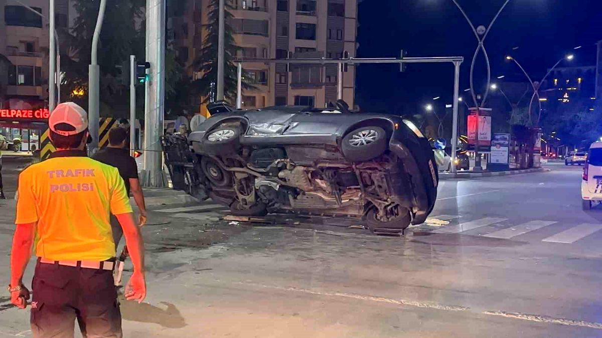 Elazığ'da otomobille çarpışan araç yan yattı: 11 yaralı