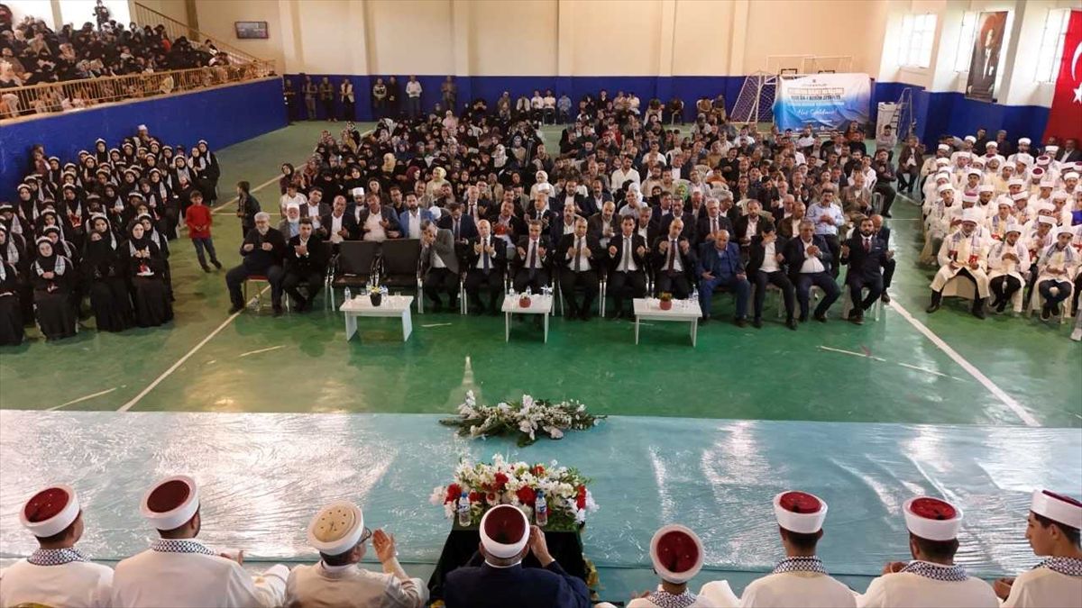 Erzurum'da hafızlığını tamamlayan 111 öğrenci icazet aldı