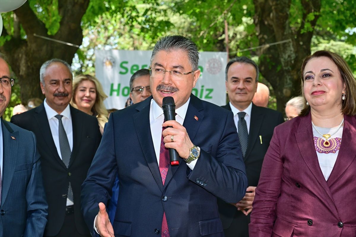 Eskişehir'de halk eğitimi merkezinin yıl sonu sergisi açıldı