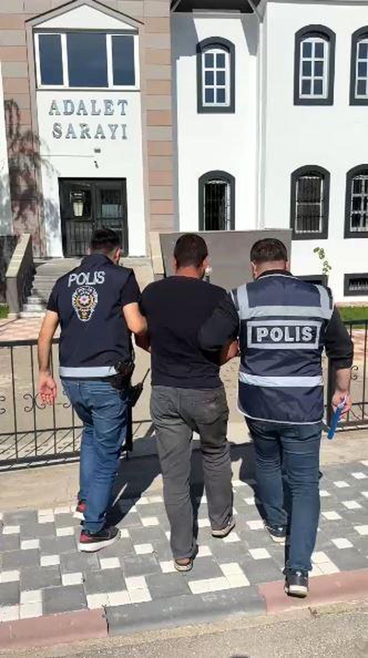 Firari hükümlü Sivas'ta yakayı ele verdi