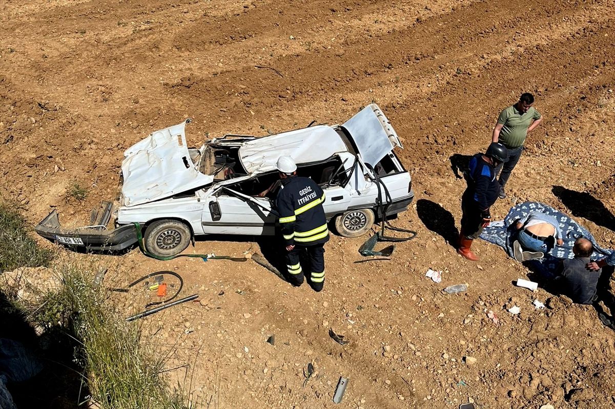 Gediz'de şarampole devrilen otomobildeki 2 kişi yaralandı