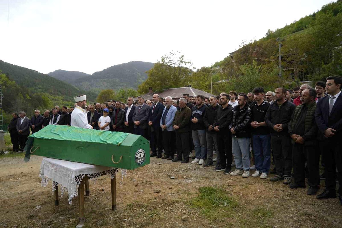 Gümüşhane'de öldürülen genç kadın son yolculuğuna uğurlandı