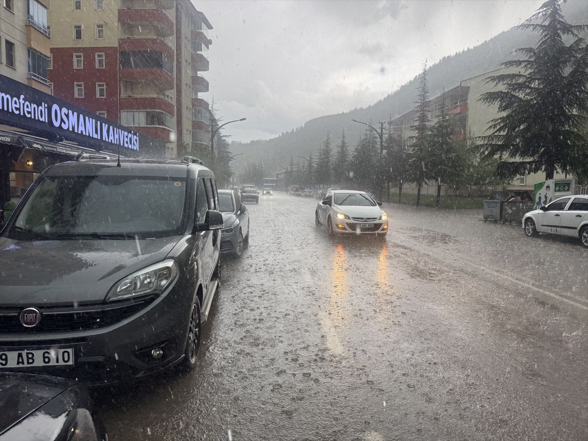 Gümüşhane'de sağanak ve dolu etkili oldu