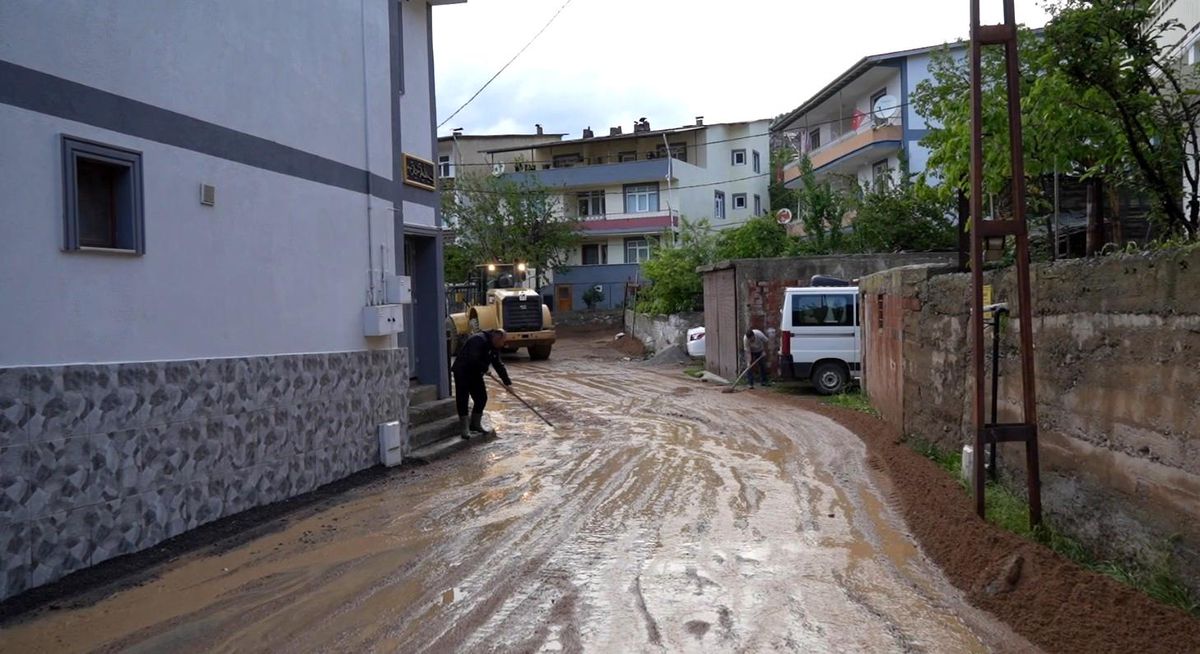 Gümüşhane'de sel nedeniyle bir ev, ahır ve 4 araç zarar gördü
