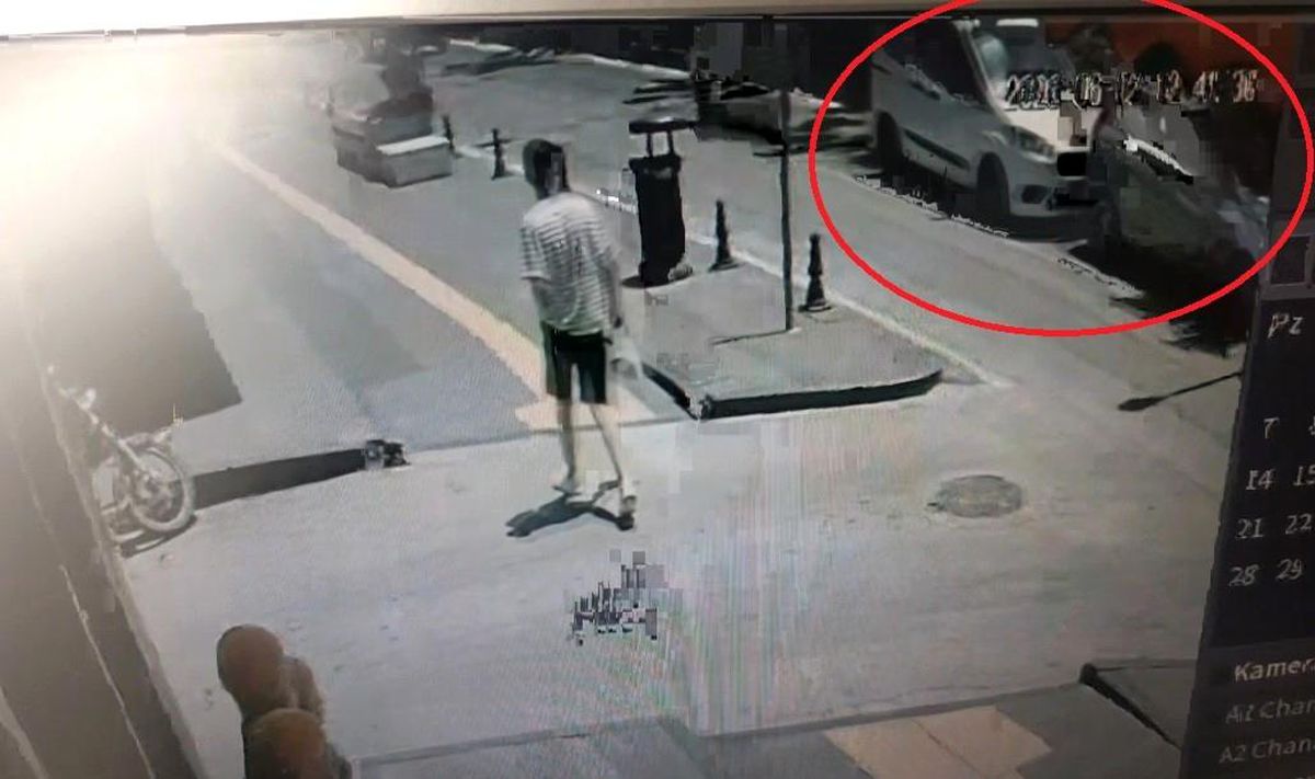 Hafif ticari araçlar çarpıştı, kaza anı kameraya yansıdı