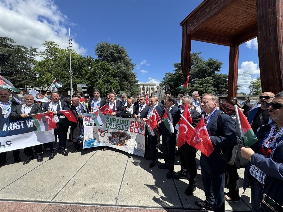 HAK-İŞ, BM Cenevre Ofisi önünde Filistin'e destek gösterisi düzenledi