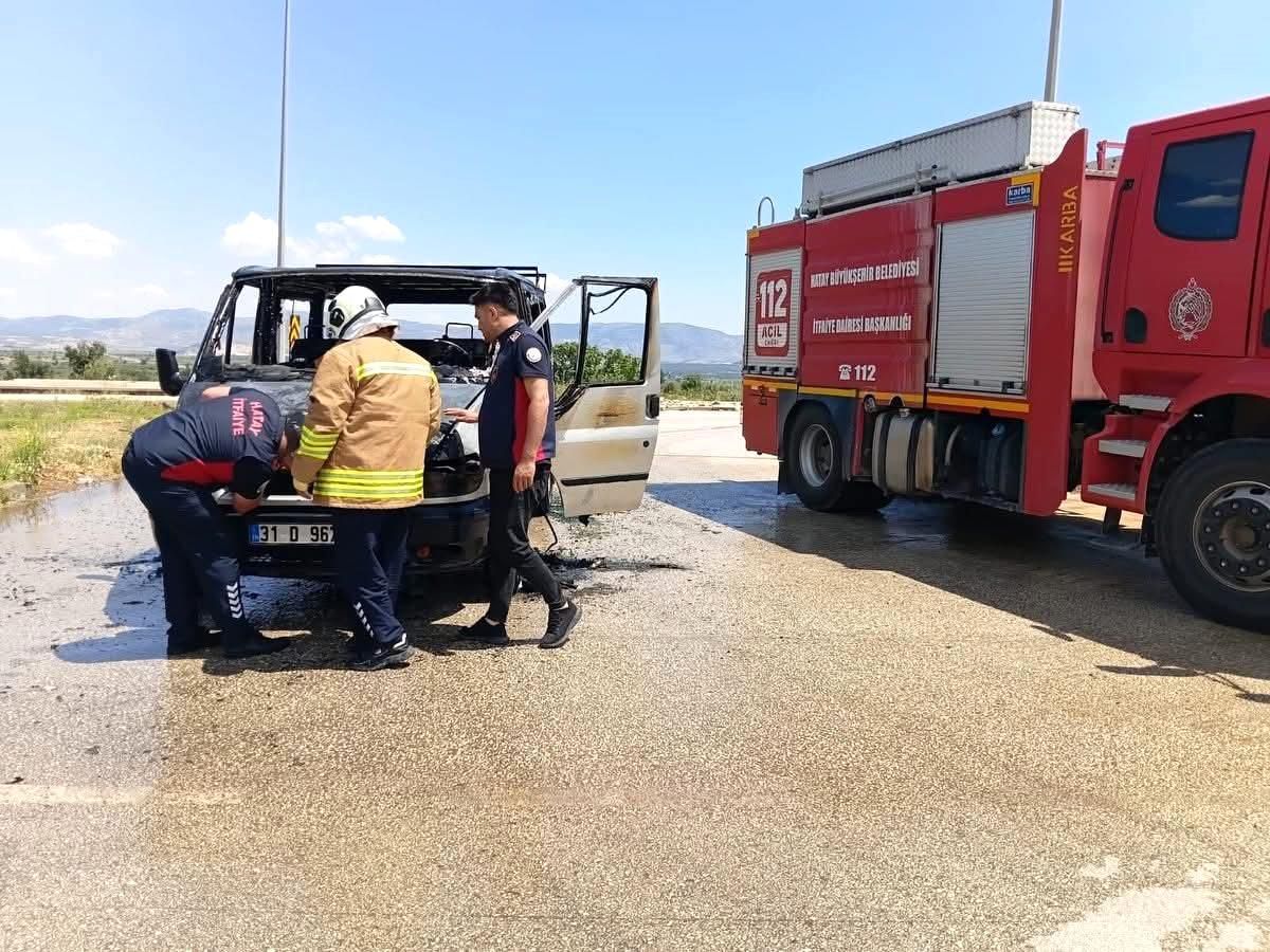 Hassa'da yanan minibüs kullanılmaz hale geldi