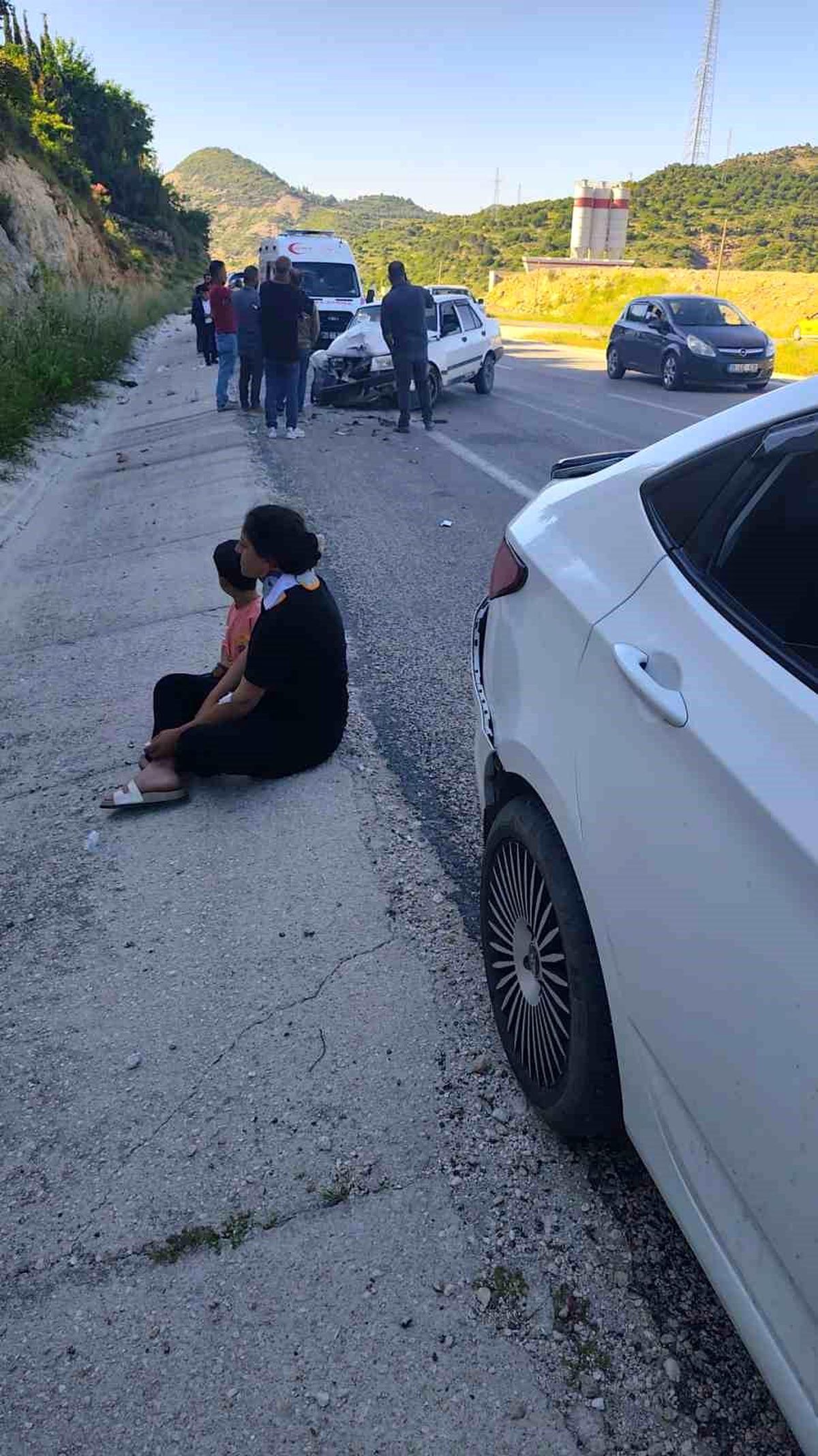 Hatay'da iki otomobil çarpıştı: 3 yaralı