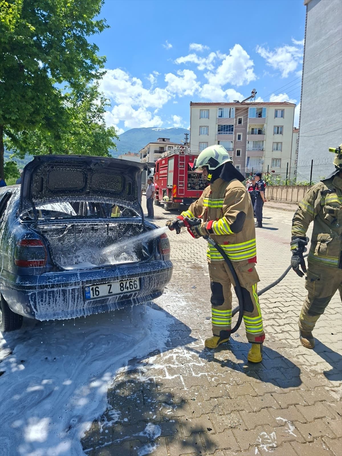 İnegöl'de seyir halindeki otomobil yandı