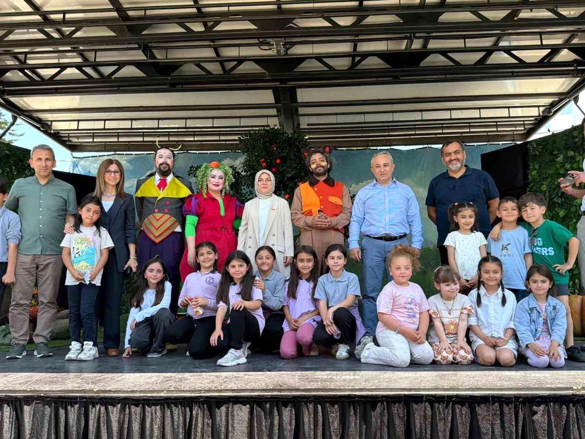 Kamyon tiyatrosu Gümüşova ve Gölyaka'da çocuklarla buluştu