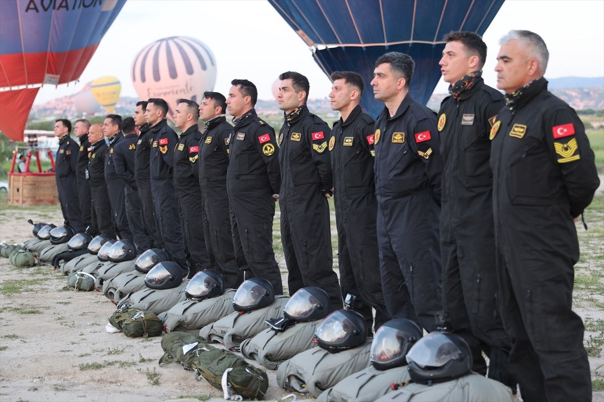 JÖAK'tan Kapadokya'da nefes kesen paraşüt gösterisi