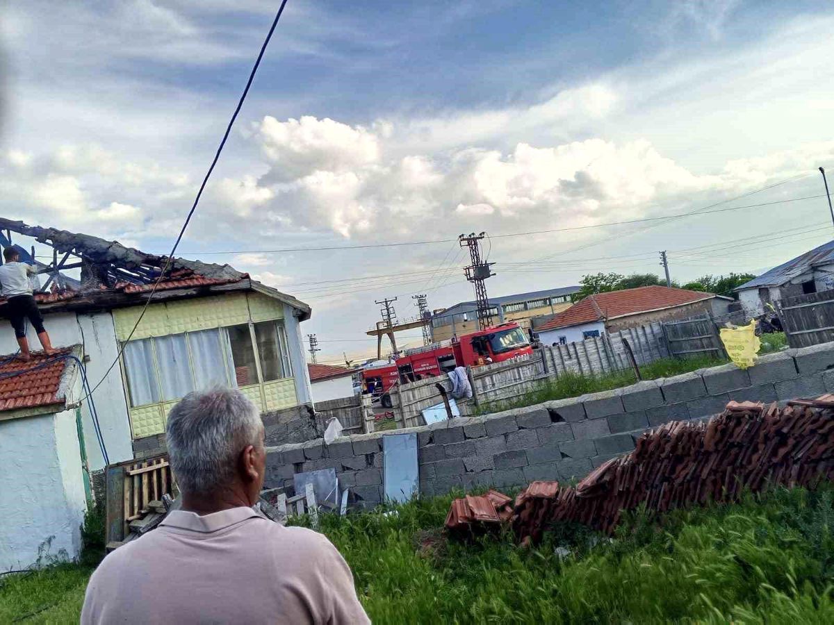 Konya'da ev yangını paniğe neden oldu