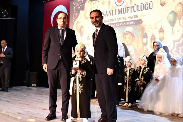Kur'an kursunu başlarına taç takarak tamamladılar