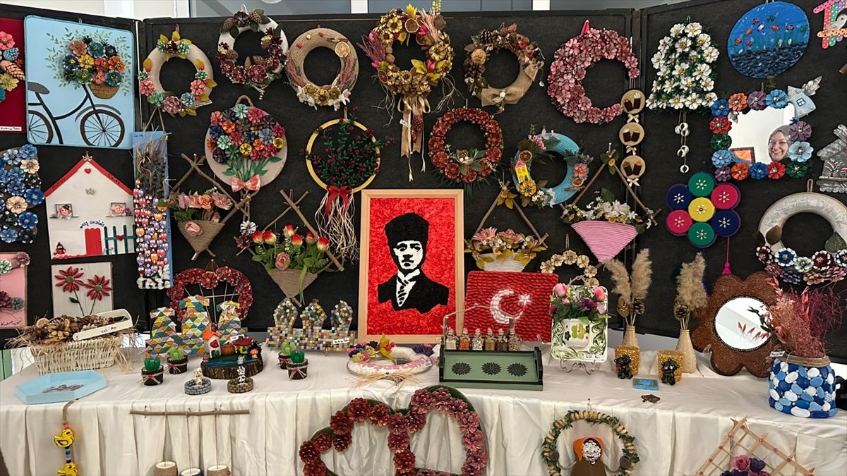 Kütahya'da Halk Eğitimi Merkezi kursiyerlerinin yıl sonu sergisi açıldı