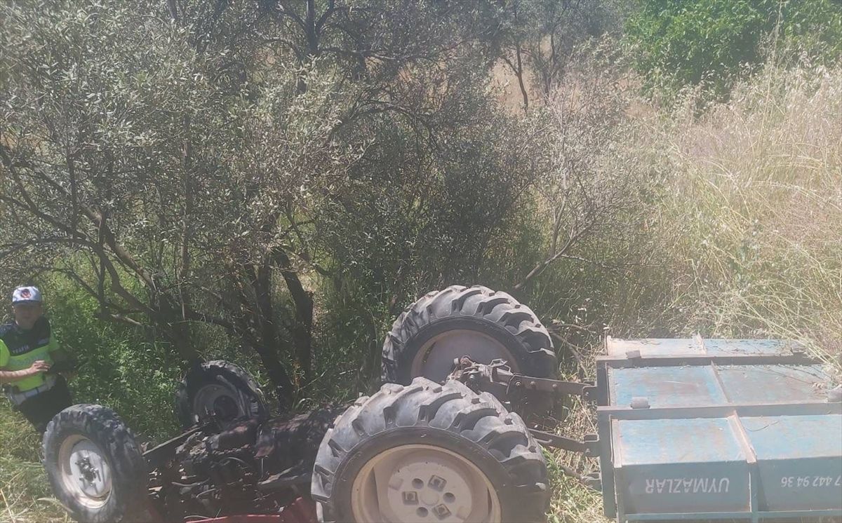 Manisa'da devrilen traktörün sürücüsü öldü
