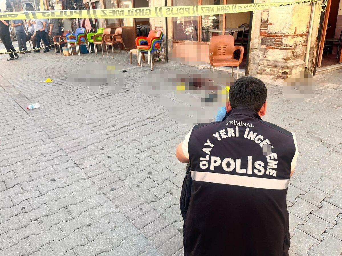 Manisa'da pompalı tüfekli saldırıda 2 kişi yaralandı; o anlar kamerada
