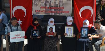 Muş'ta evlatlarına kavuşmak isteyen aileler, DEM Parti önündeki eylemlerini sürdürdü