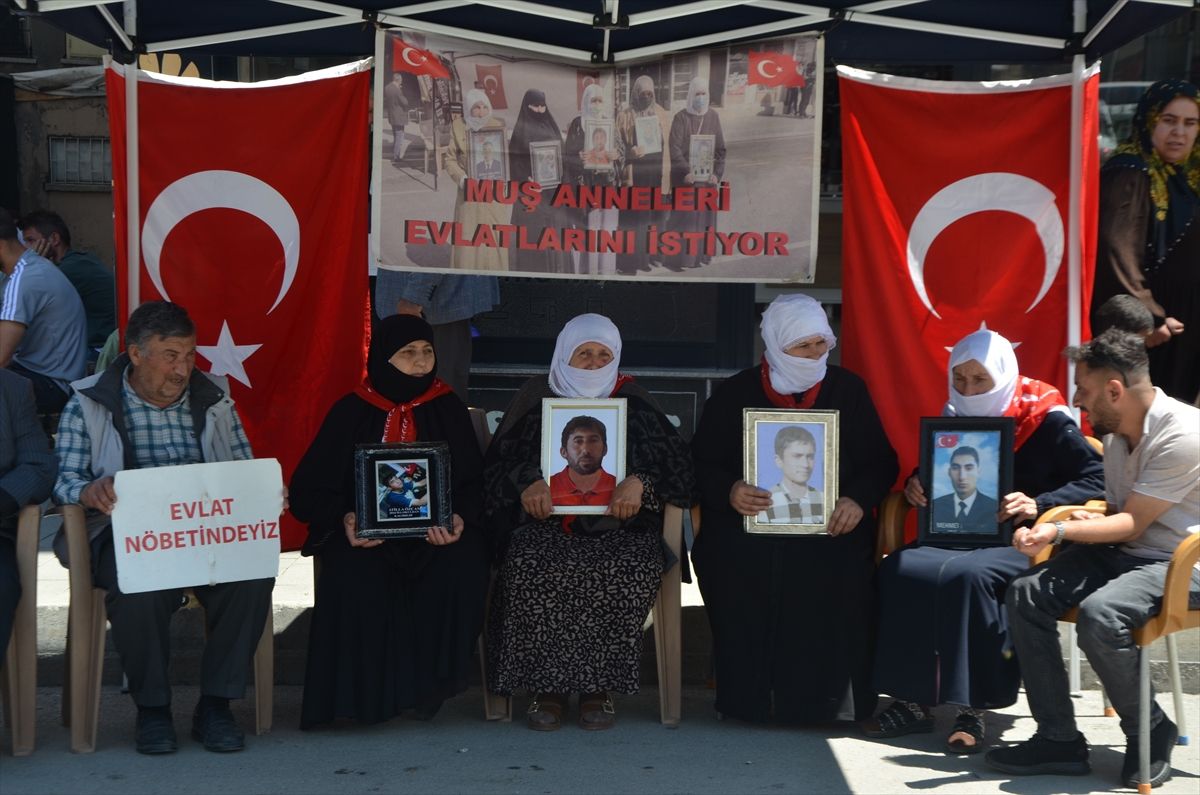 Muş'ta evlatlarına kavuşmak isteyen aileler, DEM Parti önündeki eylemlerini sürdürdü