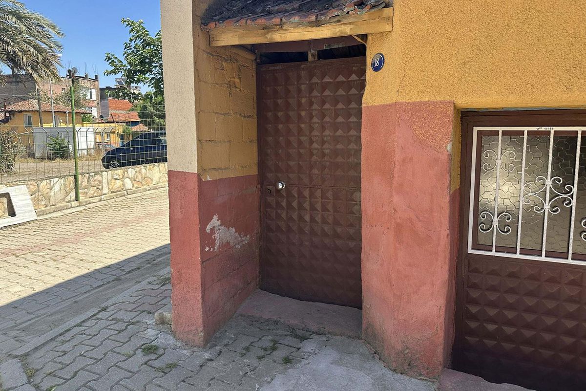 İzmir'de evin kapısına asılan poşette yeni doğmuş bebek bulundu
