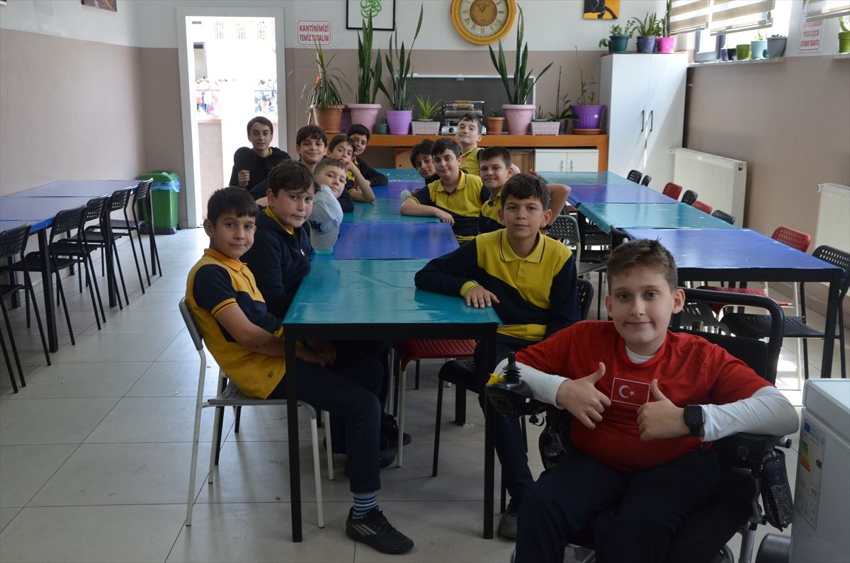 Öğretmeninin sırtında taşıdığı öğrenci iyileşip futbolcu olmak istiyor