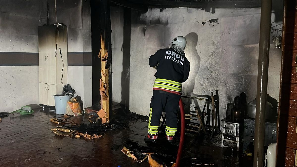 Ordu'da cami lojmanında çıkan yangında 1 kişi yaralandı, 3 kişi dumandan etkilendi