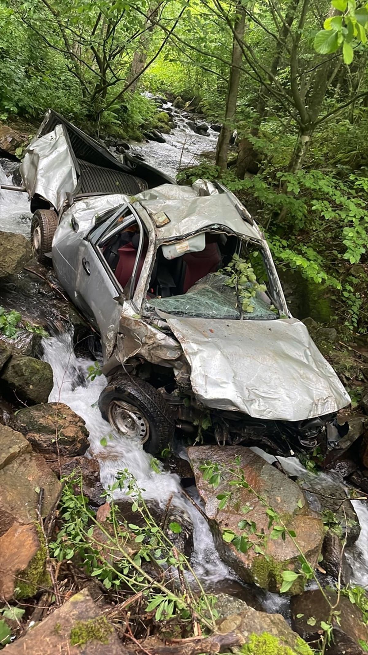 Ordu'da dereye yuvarlanan kamyonetteki 1 kişi öldü, 1 kişi yaralandı